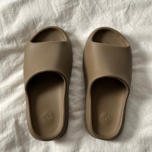 CORE YEEZY SLIDES